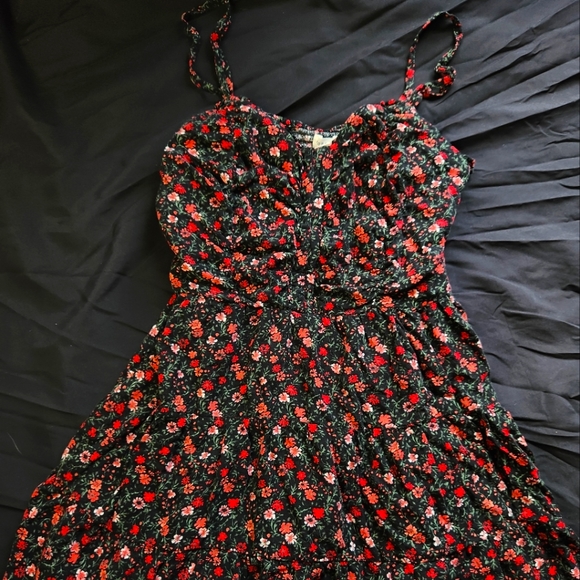 RED FLORAL DRESS🌹 - Picture 4 of 6